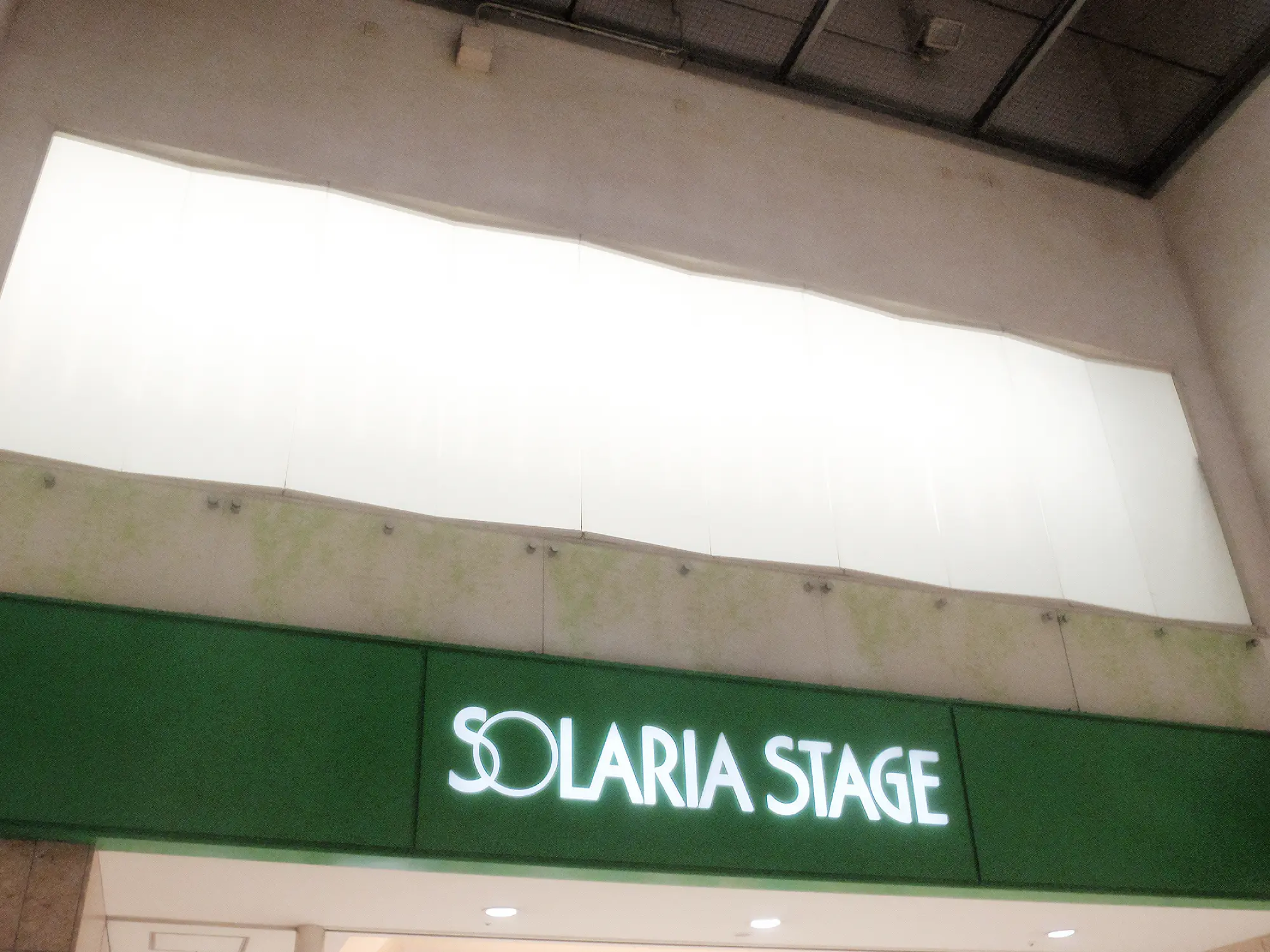 ソラリアステージビル B2　味のタウン　地下街入口・EVホールリニューアル工事　ビフォー