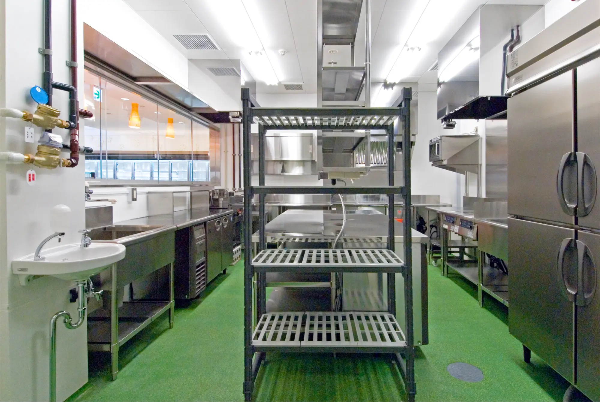 建物本体工事、インショップ設備工事とも連携して。