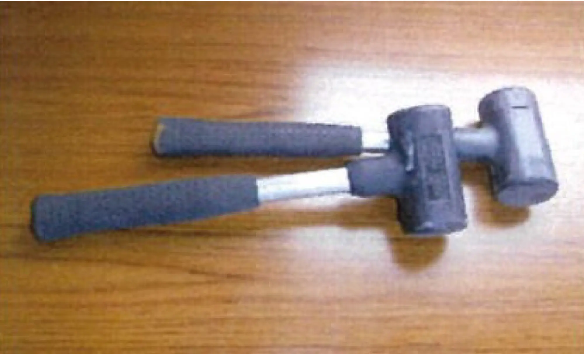 大規模改修工事など居住者がいる工事では、不快な金属音が響かない樹脂ハンマーを、足場組立てに使用