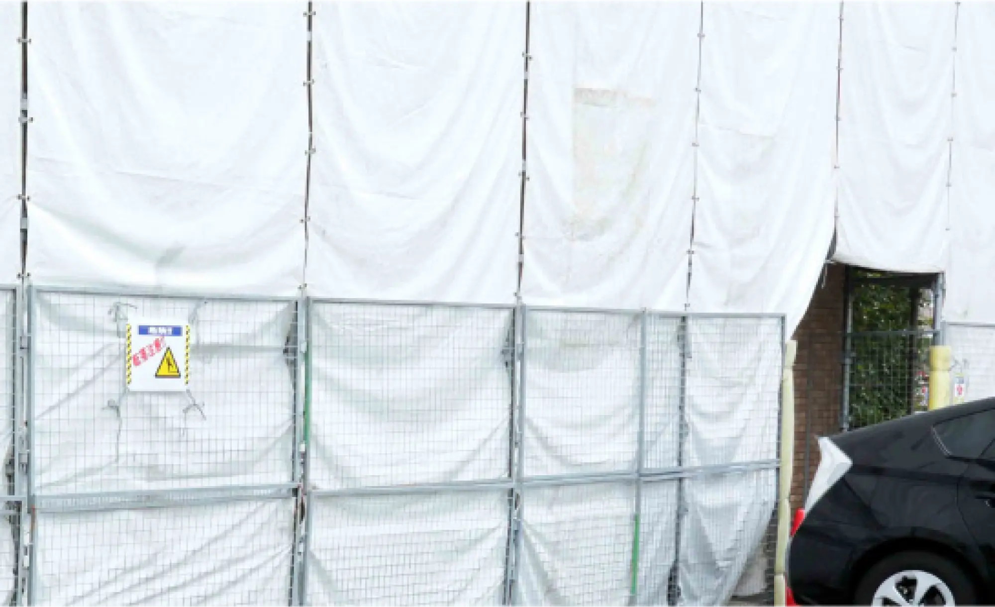 塗料等の飛散の恐れのある際は、駐車場、車両も養生